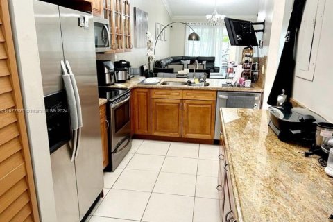 Adosado en venta en Hialeah, Florida, 2 dormitorios, 101.17 m2 № 1404381 - foto 5