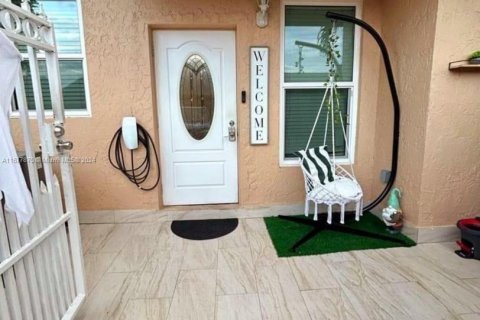 Adosado en venta en Hialeah, Florida, 2 dormitorios, 101.17 m2 № 1404381 - foto 12