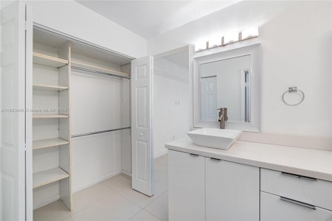 Condo in Aventura, Florida, 2 bedrooms  № 1418397 - photo 17