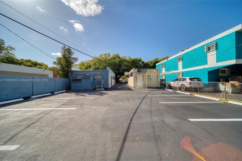 Propiedad comercial en venta en Miami, Florida № 1418278 - foto 19