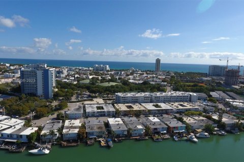 Condo in Miami Beach, Florida, 2 bedrooms  № 874060 - photo 9