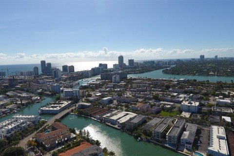 Condo in Miami Beach, Florida, 2 bedrooms  № 874060 - photo 17