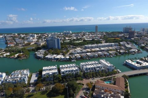 Condo in Miami Beach, Florida, 2 bedrooms  № 874060 - photo 18