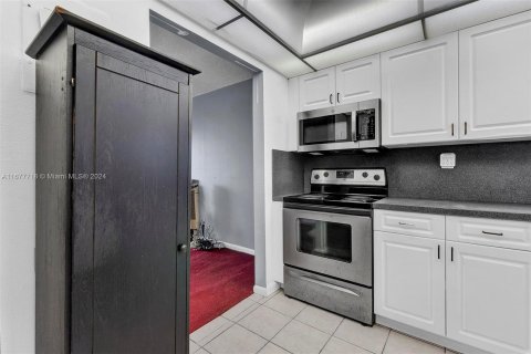 Condo in Sunrise, Florida, 1 bedroom  № 1403038 - photo 8