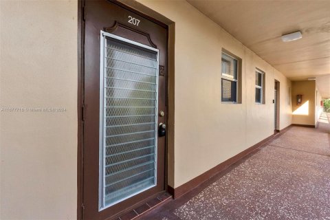 Condo in Sunrise, Florida, 1 bedroom  № 1403038 - photo 2