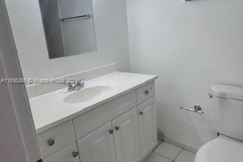 Condo in Hialeah, Florida, 1 bedroom  № 1329092 - photo 12