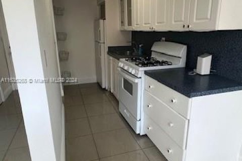 Condo in Hialeah, Florida, 1 bedroom  № 1329092 - photo 16