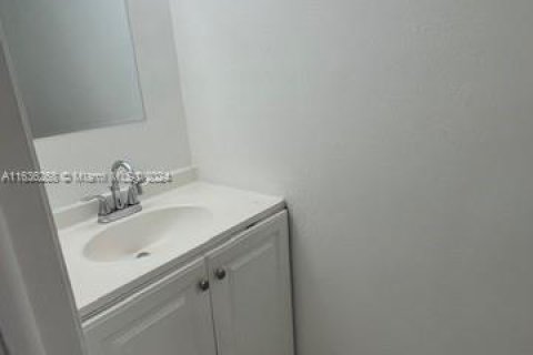 Condo in Hialeah, Florida, 1 bedroom  № 1329092 - photo 19