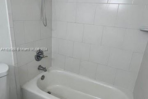 Condo in Hialeah, Florida, 1 bedroom  № 1329092 - photo 11