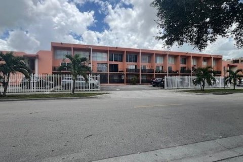 Condo in Hialeah, Florida, 1 bedroom  № 1329092 - photo 1