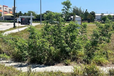 Propiedad comercial en venta en Deerfield Beach, Florida № 1102558 - foto 4