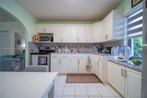 Casa en venta en Hialeah, Florida, 4 dormitorios, 136.94 m2 № 724144 - foto 27