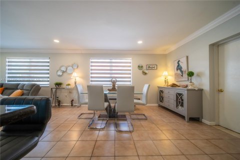 House in Hialeah, Florida 4 bedrooms, 136.94 sq.m. № 724144 - photo 18