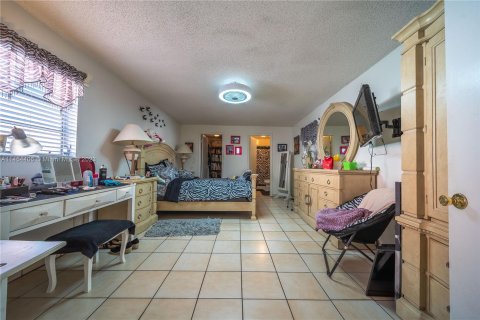 Casa en venta en Hialeah, Florida, 4 dormitorios, 136.94 m2 № 724144 - foto 19