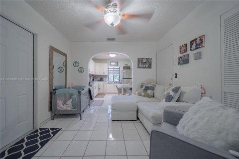 House in Hialeah, Florida 4 bedrooms, 136.94 sq.m. № 724144 - photo 25