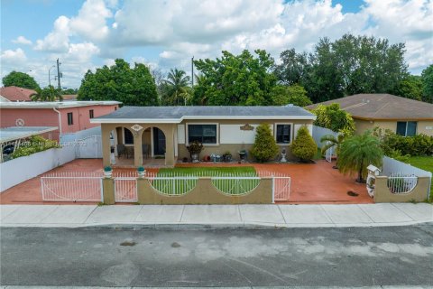 Villa ou maison à vendre à Hialeah, Floride: 4 chambres, 136.94 m2 № 724144 - photo 2