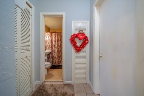 Casa en venta en Hialeah, Florida, 4 dormitorios, 136.94 m2 № 724144 - foto 10