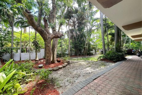 House in Coral Gables, Florida 5 bedrooms, 383.41 sq.m. № 1294716 - photo 6