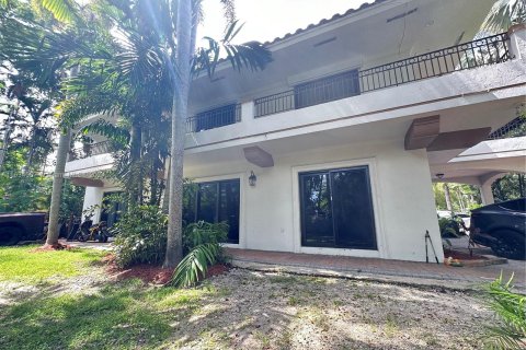 House in Coral Gables, Florida 5 bedrooms, 383.41 sq.m. № 1294716 - photo 7