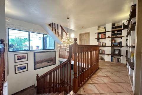 House in Coral Gables, Florida 5 bedrooms, 383.41 sq.m. № 1294716 - photo 26