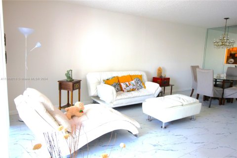 Condo in Pembroke Pines, Florida, 1 bedroom  № 1142044 - photo 5