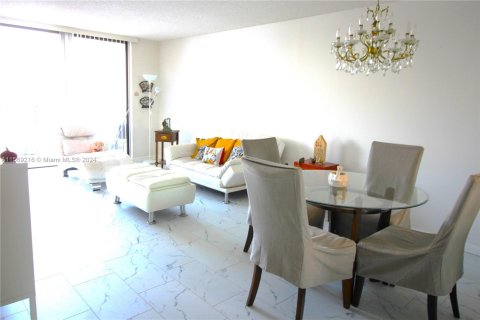 Condominio en venta en Pembroke Pines, Florida, 1 dormitorio, 79.15 m2 № 1142044 - foto 2