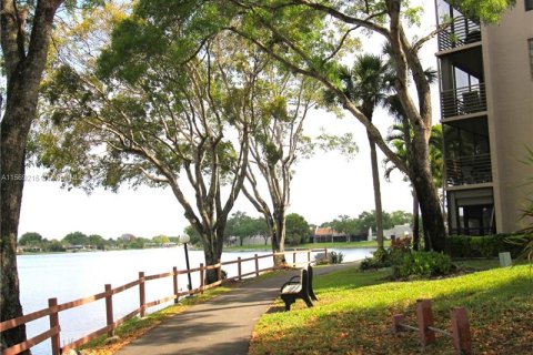 Condo in Pembroke Pines, Florida, 1 bedroom  № 1142044 - photo 22