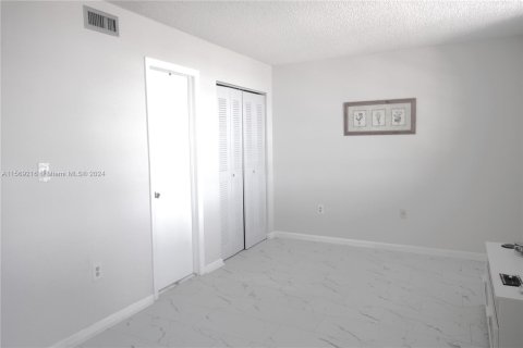 Condominio en venta en Pembroke Pines, Florida, 1 dormitorio, 79.15 m2 № 1142044 - foto 16