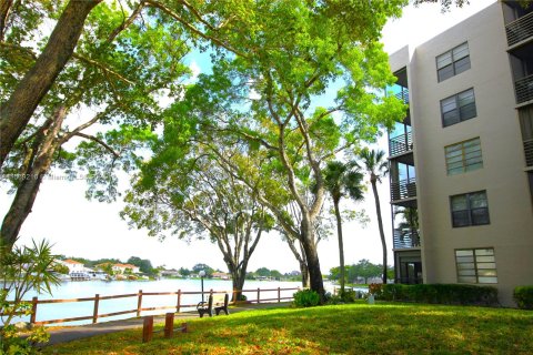 Condo in Pembroke Pines, Florida, 1 bedroom  № 1142044 - photo 20