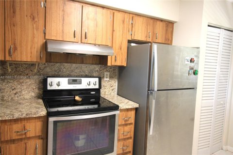 Condo in Pembroke Pines, Florida, 1 bedroom  № 1142044 - photo 11