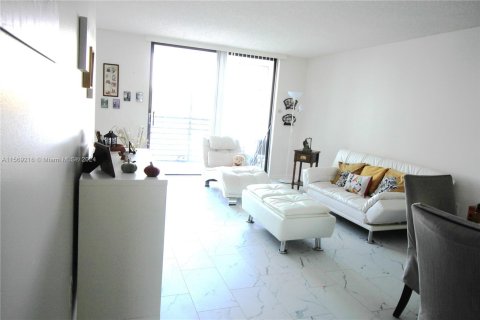 Condo in Pembroke Pines, Florida, 1 bedroom  № 1142044 - photo 3