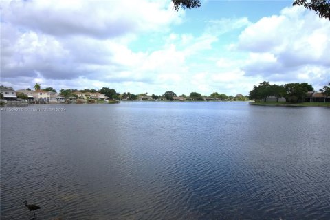 Condo in Pembroke Pines, Florida, 1 bedroom  № 1142044 - photo 1