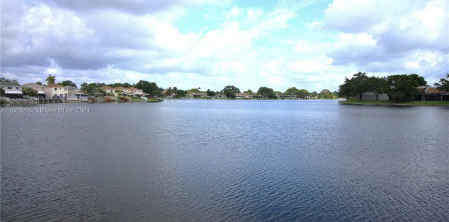 Condo in Pembroke Pines, Florida, 1 bedroom  № 1142044