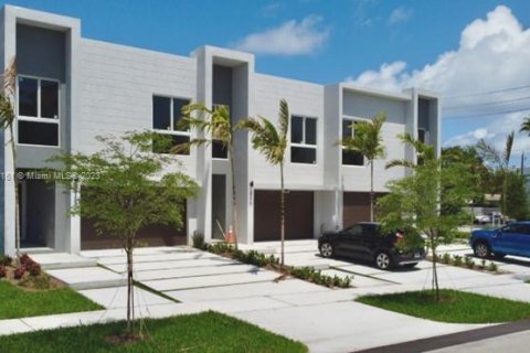 Townhouse in Pompano Beach, Florida 3 bedrooms № 873157 - photo 1