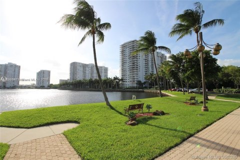 Condo in Aventura, Florida, 2 bedrooms  № 1291279 - photo 20