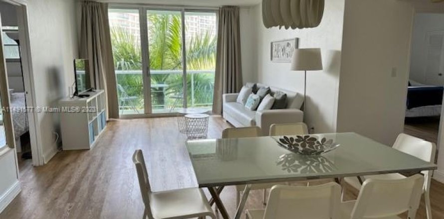 Condominio en Hollywood, Florida, 2 dormitorios  № 875887