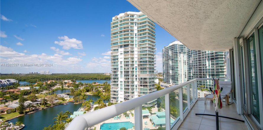 Condo in Sunny Isles Beach, Florida, 2 bedrooms  № 1119406