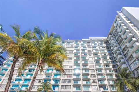 Studio in the Condo in Miami Beach, Florida  № 1223436 - photo 1