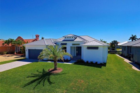 Villa ou maison à vendre à Port Charlotte, Floride: 4 chambres, 195.47 m2 № 1123756 - photo 1