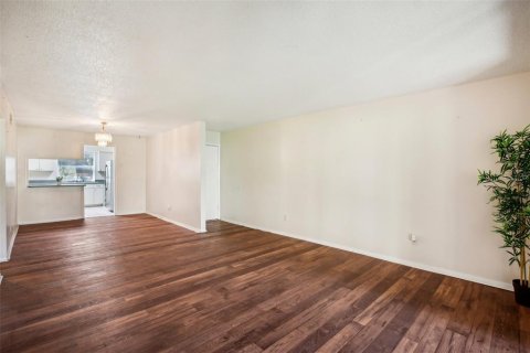 Condo in Tampa, Florida, 2 bedrooms  № 1390518 - photo 13