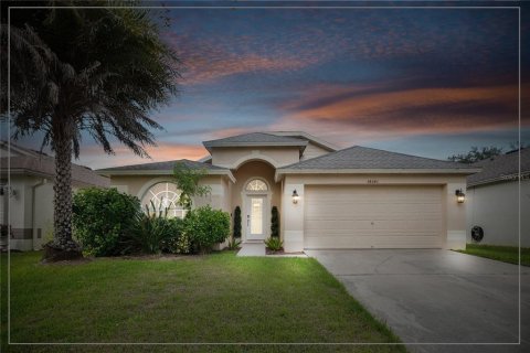 House in Zephyrhills, Florida 4 bedrooms, 139.45 sq.m. № 1390485 - photo 1