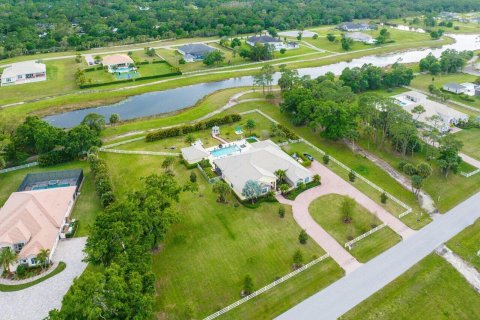 House in Jupiter, Florida 5 bedrooms, 490.52 sq.m. № 1222442 - photo 1