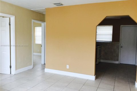 Купить коммерческую недвижимость в Халландейл-Бич, Флорида 186.36м2, № 1000333 - фото 3