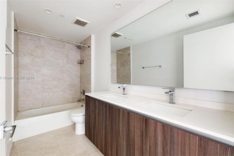 Condominio en alquiler en Miami, Florida, 2 dormitorios, 108.79 m2 № 1348769 - foto 7