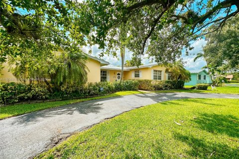 Villa ou maison à louer à Palmetto Bay, Floride: 3 chambres, 163.88 m2 № 1348770 - photo 1