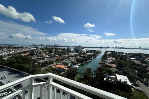 Copropriété à vendre à North Miami, Floride: 2 chambres, 110.37 m2 № 990326 - photo 3