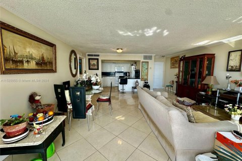 Copropriété à vendre à North Miami, Floride: 2 chambres, 110.37 m2 № 990326 - photo 6