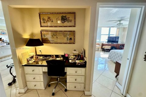 Copropriété à vendre à North Miami, Floride: 2 chambres, 110.37 m2 № 990326 - photo 12
