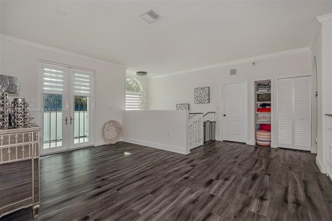 House in Miami Lakes, Florida 5 bedrooms, 319.58 sq.m. № 1292361 - photo 24