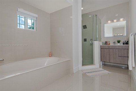 Casa en venta en Miami Lakes, Florida, 5 dormitorios, 319.58 m2 № 1292361 - foto 18